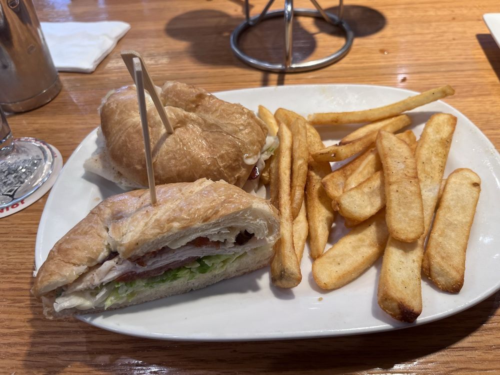 Red Robin Gourmet Burgers and Brews Logo