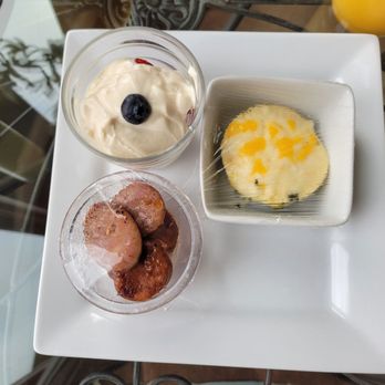 Bella Vista Bed & Breakfast - Egg cup, fruit/yogurt parfait and sausage. Just scrumptious!! - Bed & Breakfast Near Me - Placerville, California
