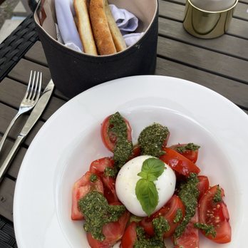Il Fresco - Caprese salad and fresh bread sticks. - International Near Me - Böblingen, BW Il Fresco - Caprese salad and fresh bread sticks. - International Near Me - Böblingen, BW