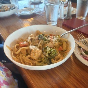 Pasta Pelican Restaurant - Fettuccine Primavera con Pollo - Italian Near Me - Alameda, California Pasta Pelican Restaurant - Fettuccine Primavera con Pollo - Italian Near Me - Alameda, California