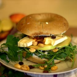 Bagelmann Café - Apfel-Rucola-Brie: Die harmonische Bagel Philharmoniker. Wunderbar vegetarisch. Gekrönt mit der hausgemachten Chili-Banane-Soße.
