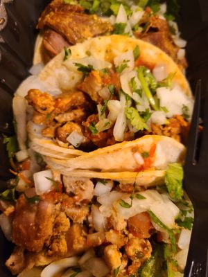 Uno Más Street Tacos + Spirits by null