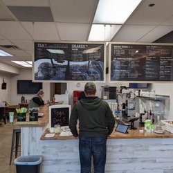 Hangout Nutrition - Waiting in line, looking at the menu