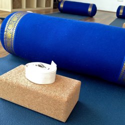 Leyton Yoga - Yoga mat & props