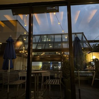 Earls Kitchen + Bar - Canadian (New) Near Me - Vancouver, British Columbia