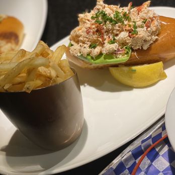 Lobster Burger Bar - Classic roll - Bars Near Me - Toronto, Ontario
