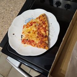 Mo's Panadería & Pizzería - Enjoying pizza at home.