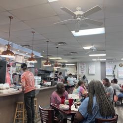 Bear E Patch Cafe - Cozy spot with friendly staff all working together