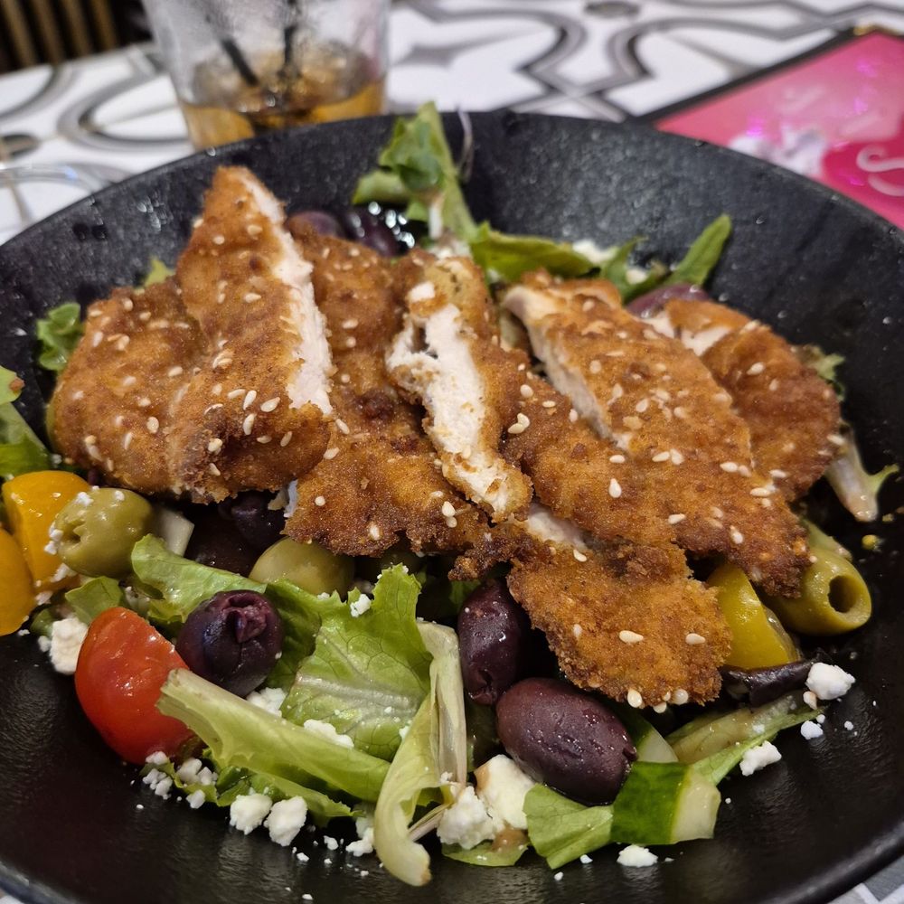 Rosalia's Kitchen - Fried chicken in a Greek salad - Italian Near Me - Miramar, Florida Rosalia's Kitchen - Fried chicken in a Greek salad - Italian Near Me - Miramar, Florida
