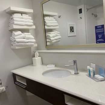 Hampton Inn Toledo-South/Maumee - King bedroom. - Hotels Near Me - Maumee, Ohio