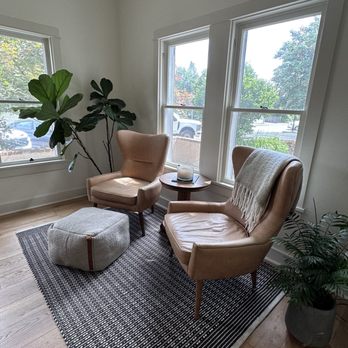 Jacksonville's Magnolia Hotel - Sitting room /waiting area - Bed & Breakfast Near Me - Jacksonville, Oregon
