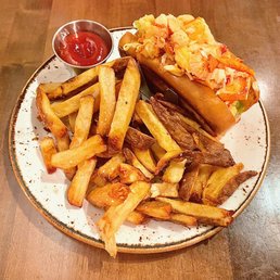 Lobster Roll w/ Fries