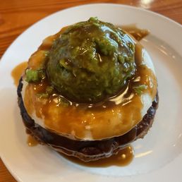 Aussie pie with mashed potatoes, mushy peas & gravy Aussie pie with mashed potatoes, mushy peas & gravy