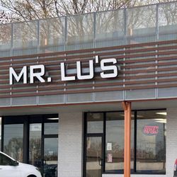 Mr Lus Chinese Restaurant - View from parking lot
