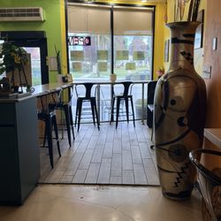 50/50 Juice Lounge - Bar seating