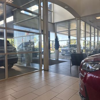 Varsity Lincoln - Inside main entrance - Car Dealers Near Me - Novi, Michigan Varsity Lincoln - Inside main entrance - Car Dealers Near Me - Novi, Michigan