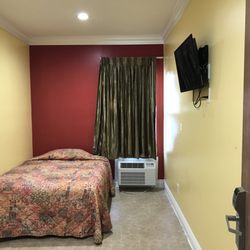 Palos Verdes Inn - Hotel bedroom with A/C unit and 32" T.V.