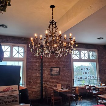 Old Chicago Pizza - Pizza Near Me - Petaluma, California