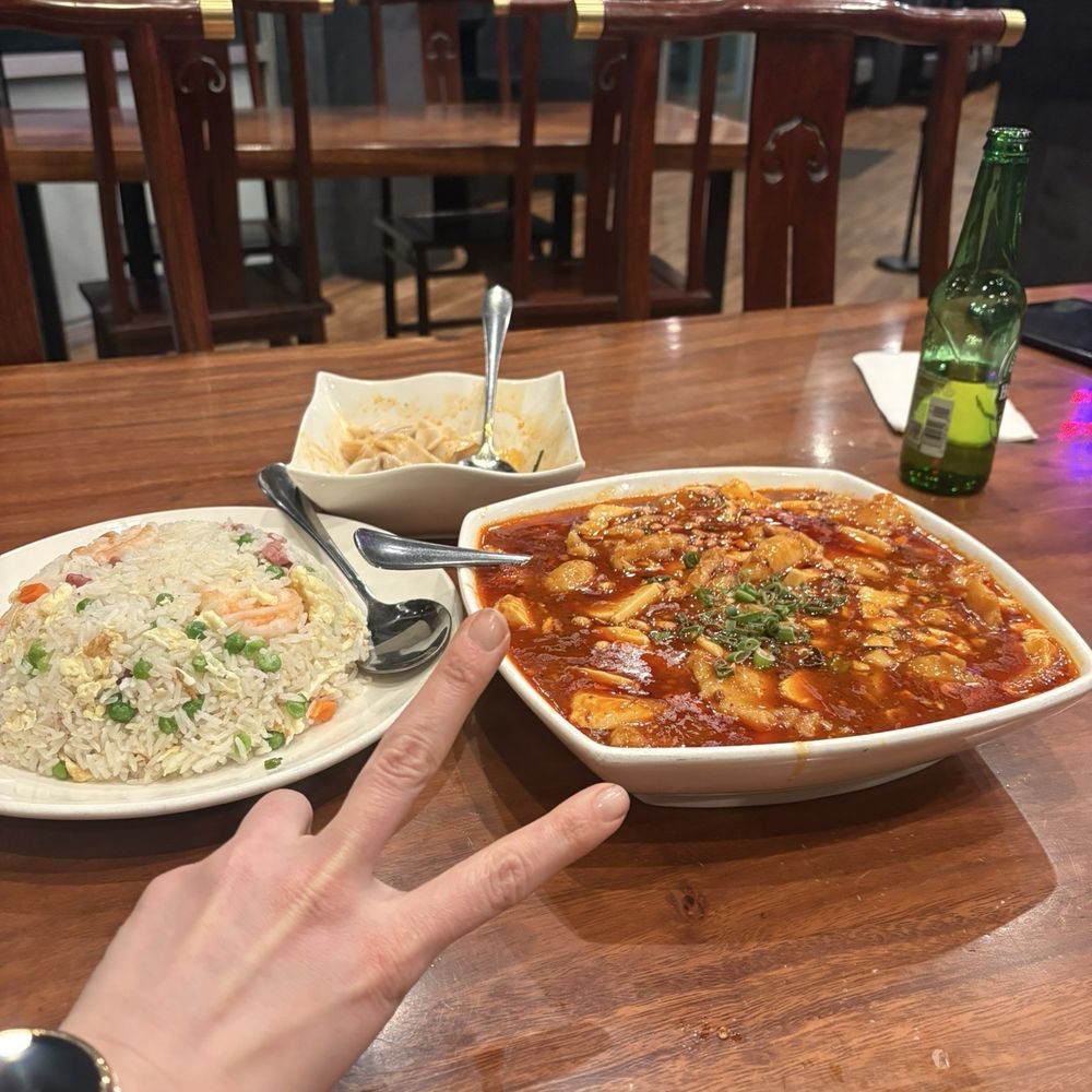 蜀味煎饺 / Pork Potstickers 豆花魚片 / Hot & Spicy Braised Fish with Tofu 虾球炒饭 / Shrimp Fried Rice 蜀味煎饺 / Pork Potstickers 豆花魚片 / Hot & Spicy Braised Fish with Tofu 虾球炒饭 / Shrimp Fried Rice
