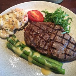 Perfectly cooked steak with lobster mac and cheese, grilled asparagus with Hollandaise sauce
