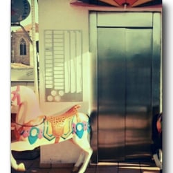 Hotel Plaza Inn - Evidemment, une licorne de carrousel dès la sortie de l'ascenseur (aussi kitsch) !
