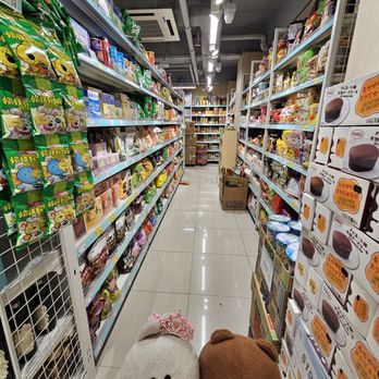 優品360° - Clean, narrow aisle - Grocery Near Me - Hong Kong, HK