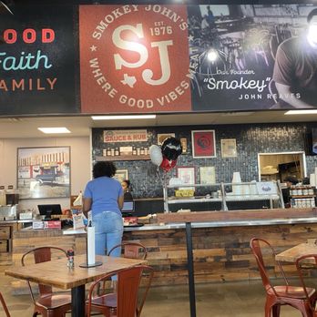 Smokey John's Bar-B-Que - Inside line to order food - Barbeque Near Me - Dallas, Texas