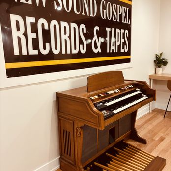 New Sound Cafe - The old sign and organ - Cafes Near Me - Chicago, Illinois New Sound Cafe - The old sign and organ - Cafes Near Me - Chicago, Illinois