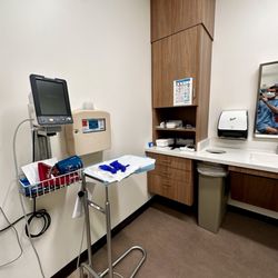 Kaiser Permanente - 5th Floor dermatology patient room Nov 5, 2024