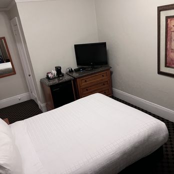 THE SYLVIA HOTEL - Typical room for one person - Hotels Near Me - Vancouver, British Columbia THE SYLVIA HOTEL - Typical room for one person - Hotels Near Me - Vancouver, British Columbia