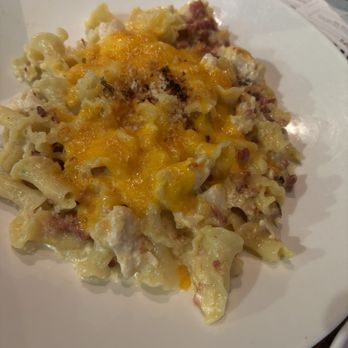 Yard House - Bacon Mac and cheese. Bacon is overwhelming but good 7/10 - Bars Near Me - East Rutherford, New Jersey Yard House - Bacon Mac and cheese. Bacon is overwhelming but good 7/10 - Bars Near Me - East Rutherford, New Jersey