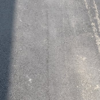 EMC Paving - Picture of the line that goes all the way down the driveway - Masonry/Concrete Near Me EMC Paving - Picture of the line that goes all the way down the driveway - Masonry/Concrete Near Me