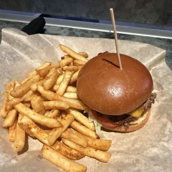 Idyllwild Brewpub - Very tasty smash burger, and the fries were absolutely perfect - Brewpubs Near Me - Idyllwild, California