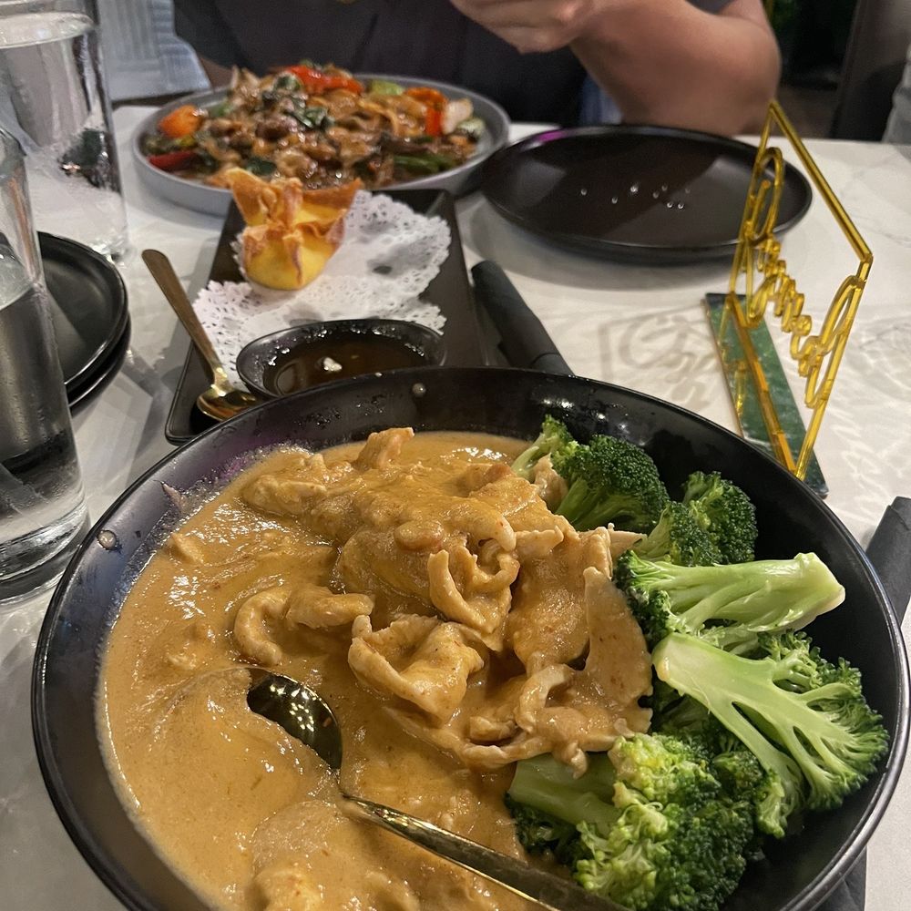 Linjee Thai - Thai Near Me - Alexandria, Virginia