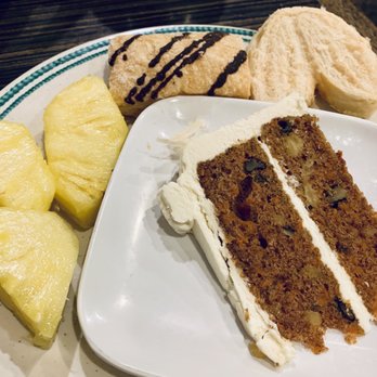 Manor Buffet - Nice dessert selections... Great carrot cake, fresh pineapple, and cookies... - Seafood Near Me - Lancaster, Pennsylvania