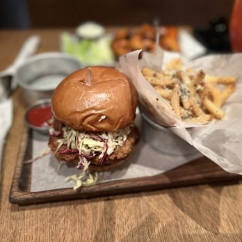 Laurel Tavern - New American Near Me - Studio City, California