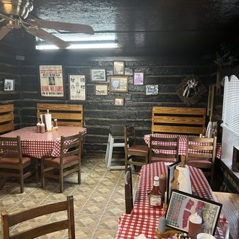 The Shack - Inside... very clean - Barbeque Near Me - Talladega, Alabama