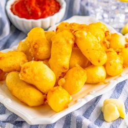 Cheese curd serve with marinira sauce