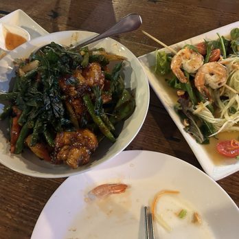 2C Thai Bistro & Spirits - Crab wonton, papaya salad, crispy chicken sooo fresh and deeeelicious - Thai Near Me - Seattle, Washington