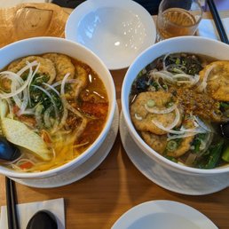Crab noodle soup and bun ca cay
