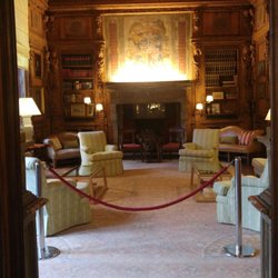 La Vigna di Leonardo - Library in the mansion