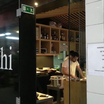 Mercado 31 de Janeiro - Sushi inside market - Farmers Market Near Me - Lisbon, 11