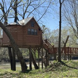 K River campground - Watch the sun rise in this River side tree house from the balcony!
