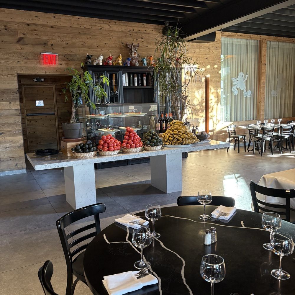Pio Pio - Display of fresh avocado and tomatoes - Latin American Near Me - Glen Cove, New York