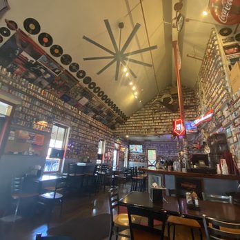 Davanza's - Dining room. - Pizza Near Me - Park City, Utah Davanza's - Dining room. - Pizza Near Me - Park City, Utah