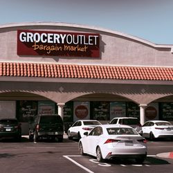 Grocery Outlet - Entrance to the building that's off the 215hwy in Murrieta on Los Alamos Rd
