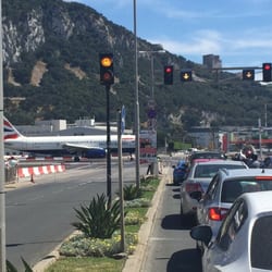 Aduana - Flugzeug kreuzt die Straße