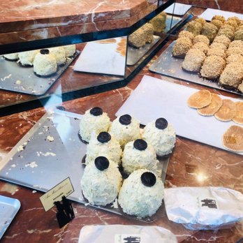 Aux Merveilleux de Fred - Merengues - Patisserie/Cake Shop Near Me - Paris, 75