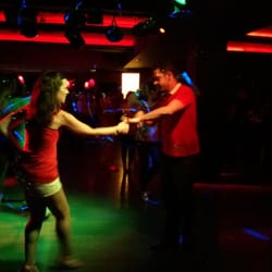 The Host - Pareja bailando salsa en la sala.