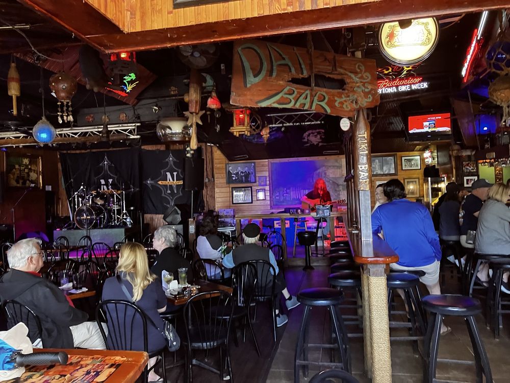Tradewinds Tropical Lounge & Grill Image